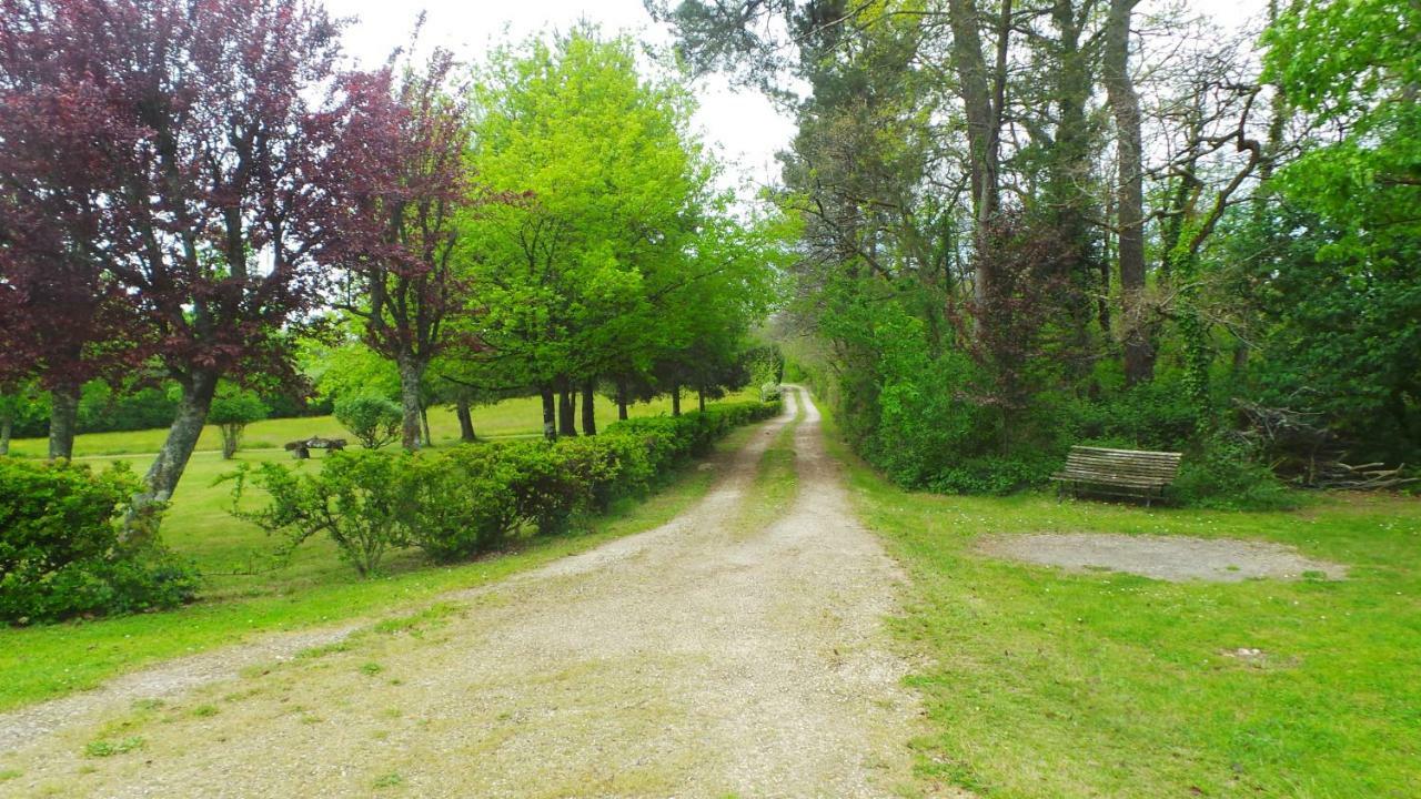 Вилла Les Cabanes De Rouffignac Экстерьер фото